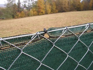 Uchycení stínící sítě k plotu